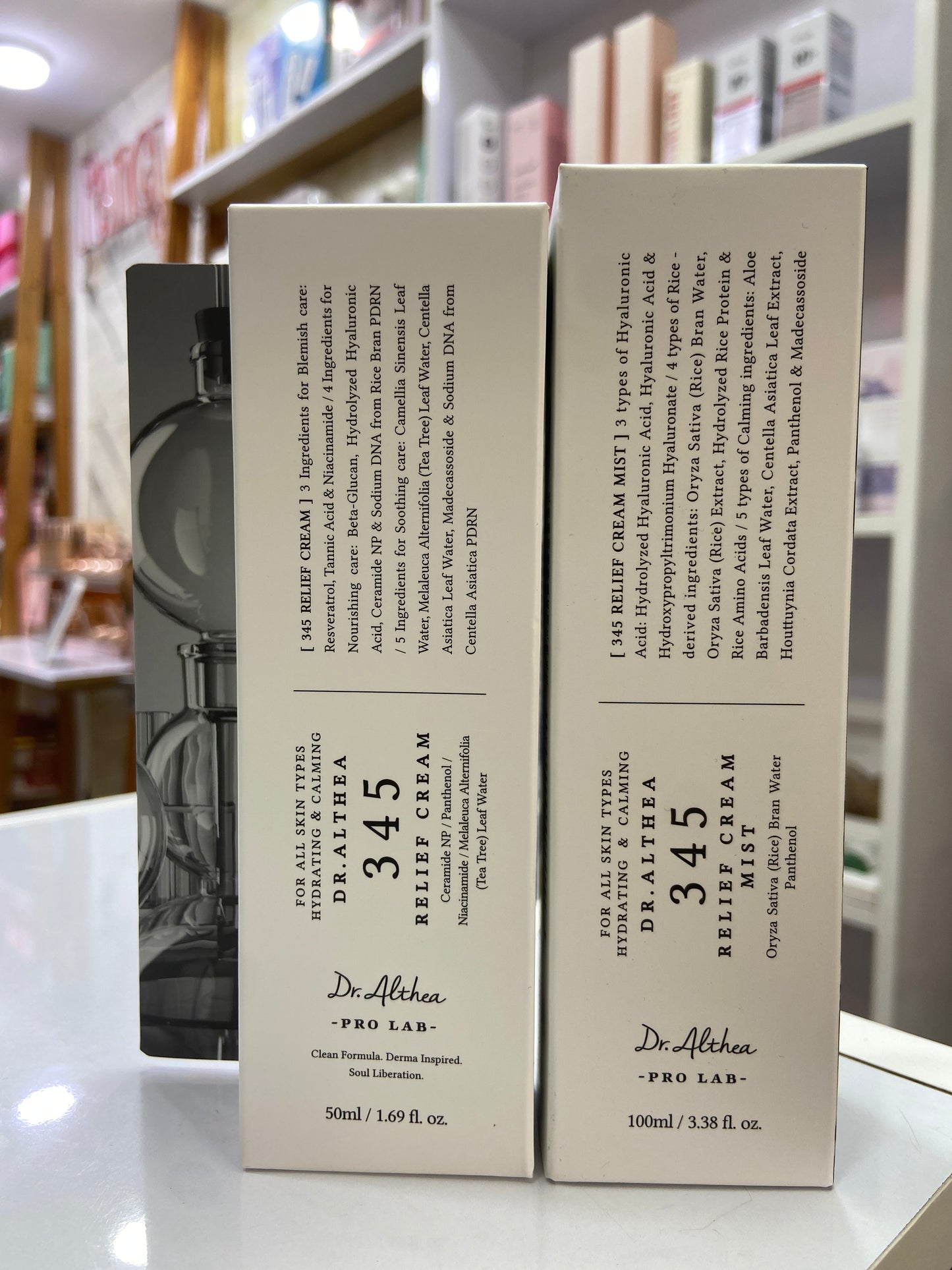 Usar la Dr. Althea 345 Relief Cream y la bruma 345 Relief Cream Mist juntas crea una rutina de hidratación en capas ideal para calmar, reparar la barrera cutánea y aportar luminosidad sin pesar en la piel