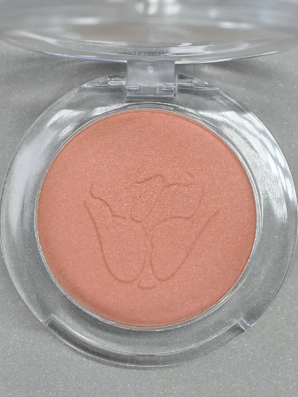 Rubor Individual- Dolce bella, Su textura suave se difumina fácilmente para dar un rosa rosa delicado y luminoso