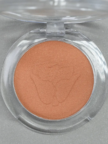 Rubor Individual- Dolce bella, Su textura suave se difumina fácilmente para dar un rosa rosa delicado y luminoso