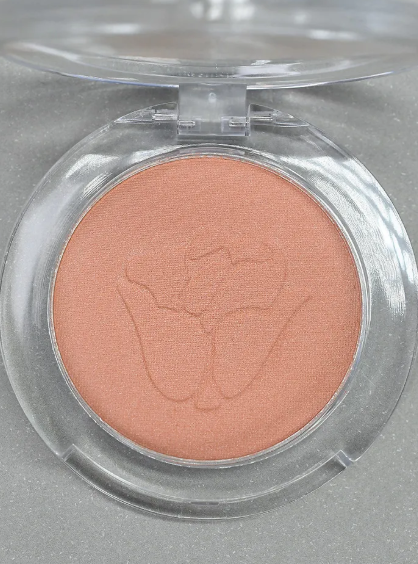 Rubor Individual- Dolce bella, Su textura suave se difumina fácilmente para dar un rosa rosa delicado y luminoso
