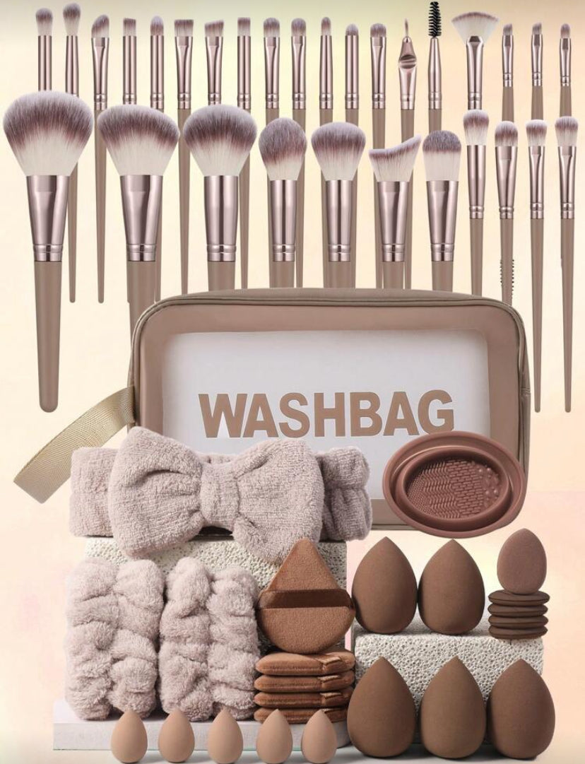 Kit completo- 1 estuché , 30 brochas, 1 Diadema, 1 par de muñequeras, 5 beauty blender grande, 5 borlas , 5 Beauty blender pequeña, 5 borlas pequeñas , 1 pieza de limpiar brochas . Total 55 piezas