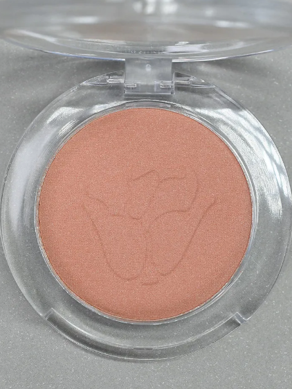 Rubor Individual- Dolce bella, Su textura suave se difumina fácilmente para dar un rosa rosa delicado y luminoso